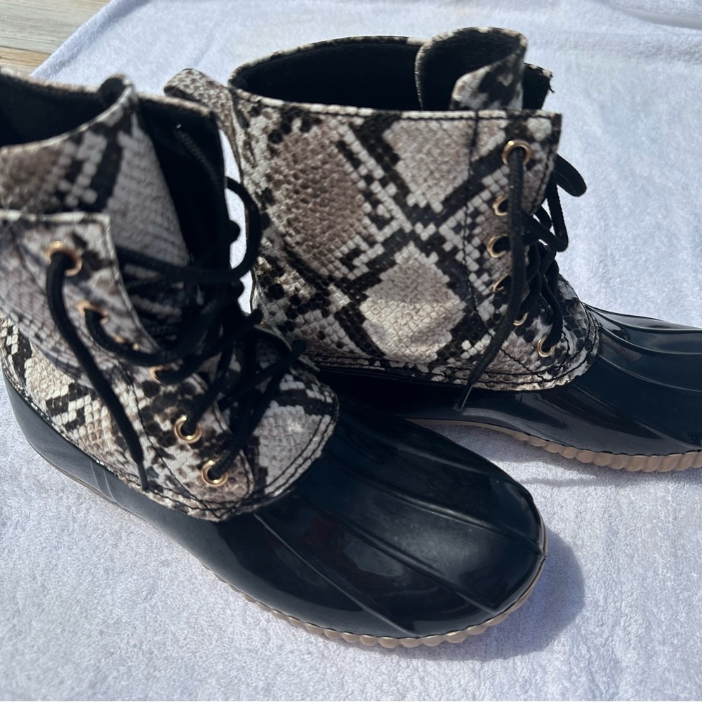 Yoki Black and Snake Print rain Boots